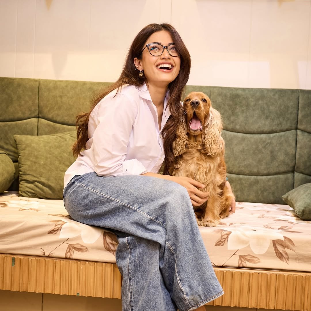 ChennaiTimesTOI's tweet image. Actress #RashmikaMandanna and her adorable pet #Aura are the perfect duo for a relaxing day in.🐶🐾

 #PetLove #FurryFriends