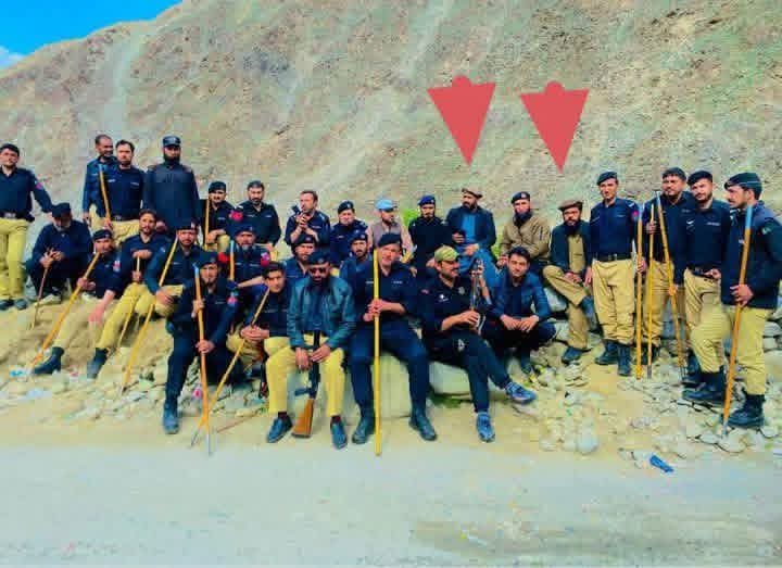 Babusartop's tweet photo. ۔۔۔ ڈنڈوں سے تو ڈوگروں کو بھگایا تھا ۔۔۔ ان کو تو ڈنڈوں سے بھگایا نہیں جا سکتا ۔  تھور گاؤں میں افیون تلف کرنے کے لئے جانیوالی پولیس ٹیم کا گروپ فوٹو ۔۔۔۔ جہاں نامعلوم دہش ت گردوں نے تین جوانوں کو شہی د جبکہ ڈپٹی سپرنٹنڈنٹ آف پولیس ہیڈ کوارٹر چلاس فقیر محمد سمیت پانچ اہلکاروں https://t.co/wWxh6kWr5l