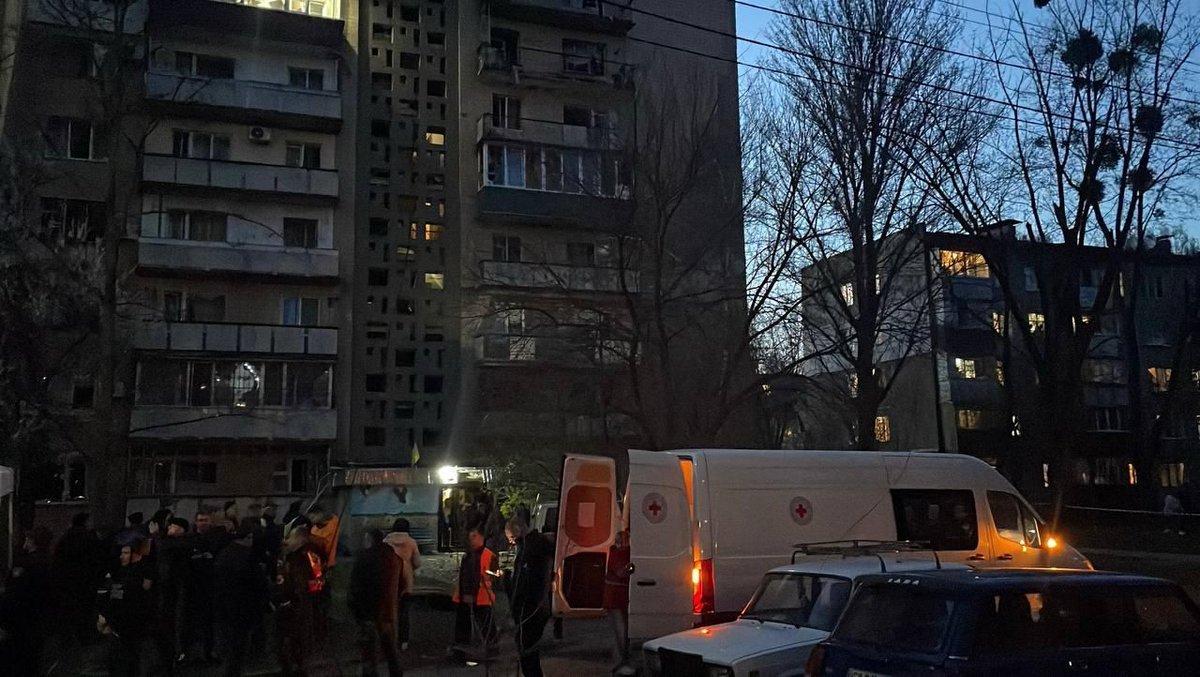 RedCrossUkraine's tweet image. 🚨 The Ukrainian Red Cross is responding in #Cherkasy following a night of Russian strikes. Volunteers provided first aid and psychological support, and are distributing emergency repair materials to help affected families secure damaged homes. #NotATarget #EmergencyResponse