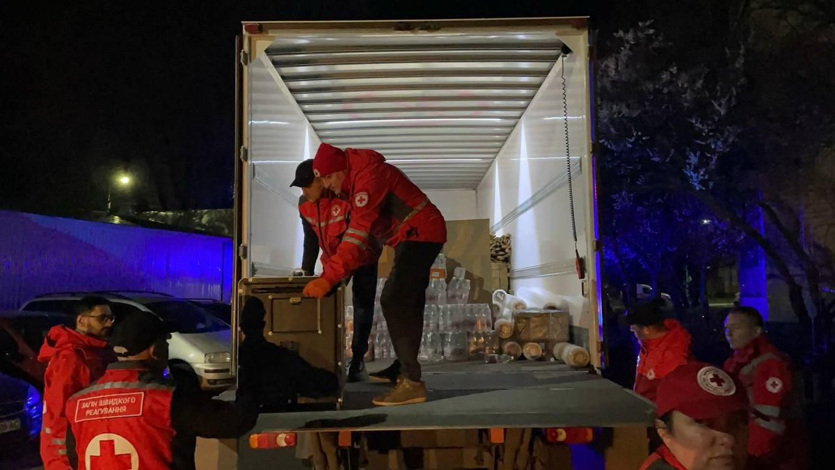 RedCrossUkraine's tweet image. 🚨 The Ukrainian Red Cross is responding in #Cherkasy following a night of Russian strikes. Volunteers provided first aid and psychological support, and are distributing emergency repair materials to help affected families secure damaged homes. #NotATarget #EmergencyResponse