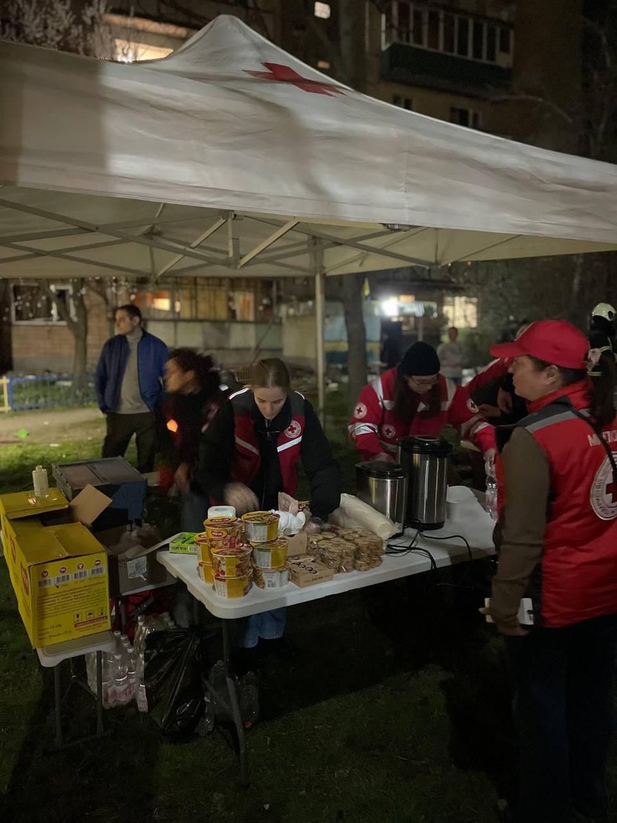 RedCrossUkraine's tweet image. 🚨 The Ukrainian Red Cross is responding in #Cherkasy following a night of Russian strikes. Volunteers provided first aid and psychological support, and are distributing emergency repair materials to help affected families secure damaged homes. #NotATarget #EmergencyResponse
