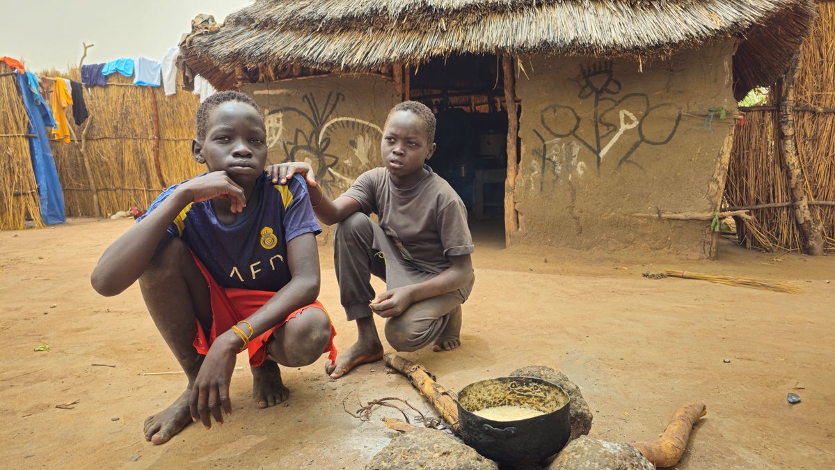 careAustria's tweet image. #Sudan: Zwei #Kinder allein auf der Flucht. Ihre Mutter und ihr Zuhause haben sie verloren. Sie schlafen in Büschen und haben nur zu essen, wenn ihnen jemand etwas abgibt. Am Ende ihrer Kräfte kommen sie im Südsudan an: care.at/sudan-kinder-a… @SarahLEaster