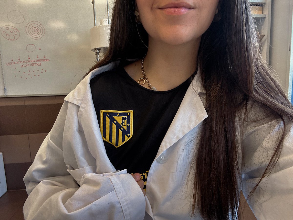 Hoy debajo de la bata… ATLETI 
No molesten, seguimos soñando..