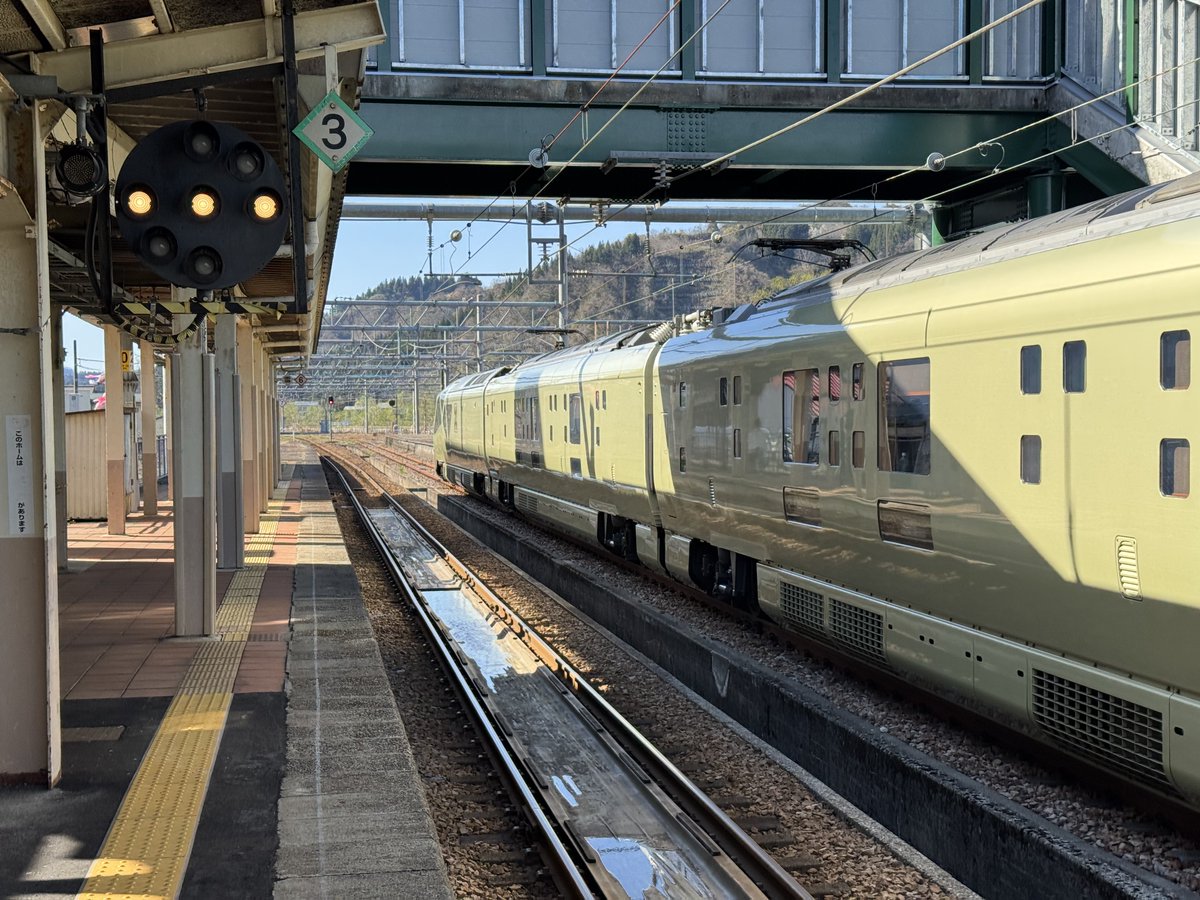 GeoHinch's tweet photo. Been on an absolute dream of a journey. Though I seem to be the only one really here for the train. 😆 https://t.co/6yjyRvtNDL