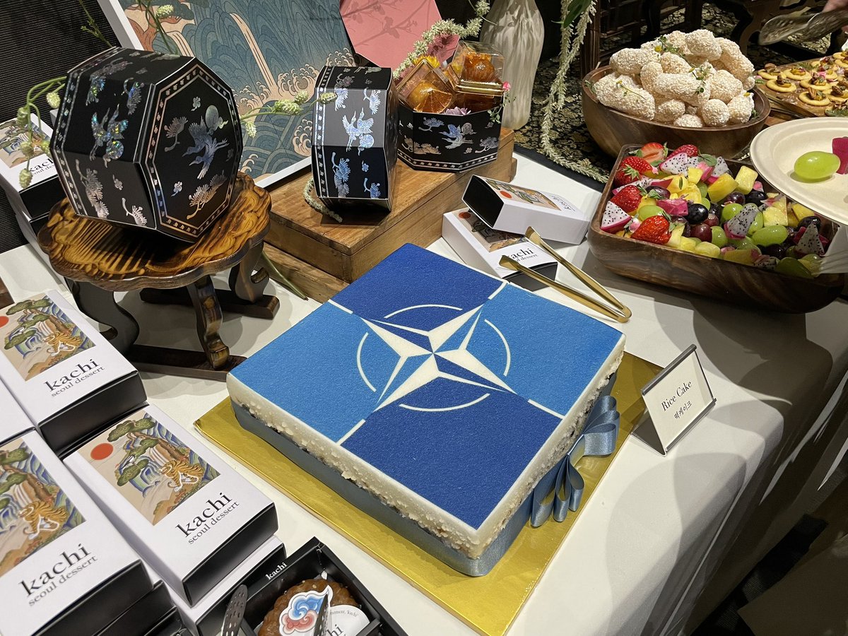 Willem_vdVoorde's tweet image. A large group of #Nato ambassadors is visiting #Korea and #Japan now, showing our keen interest in deepening our security and defence cooperation. We have now arrived in Tokyo. @BelgiumMFA @BelgiumNATO