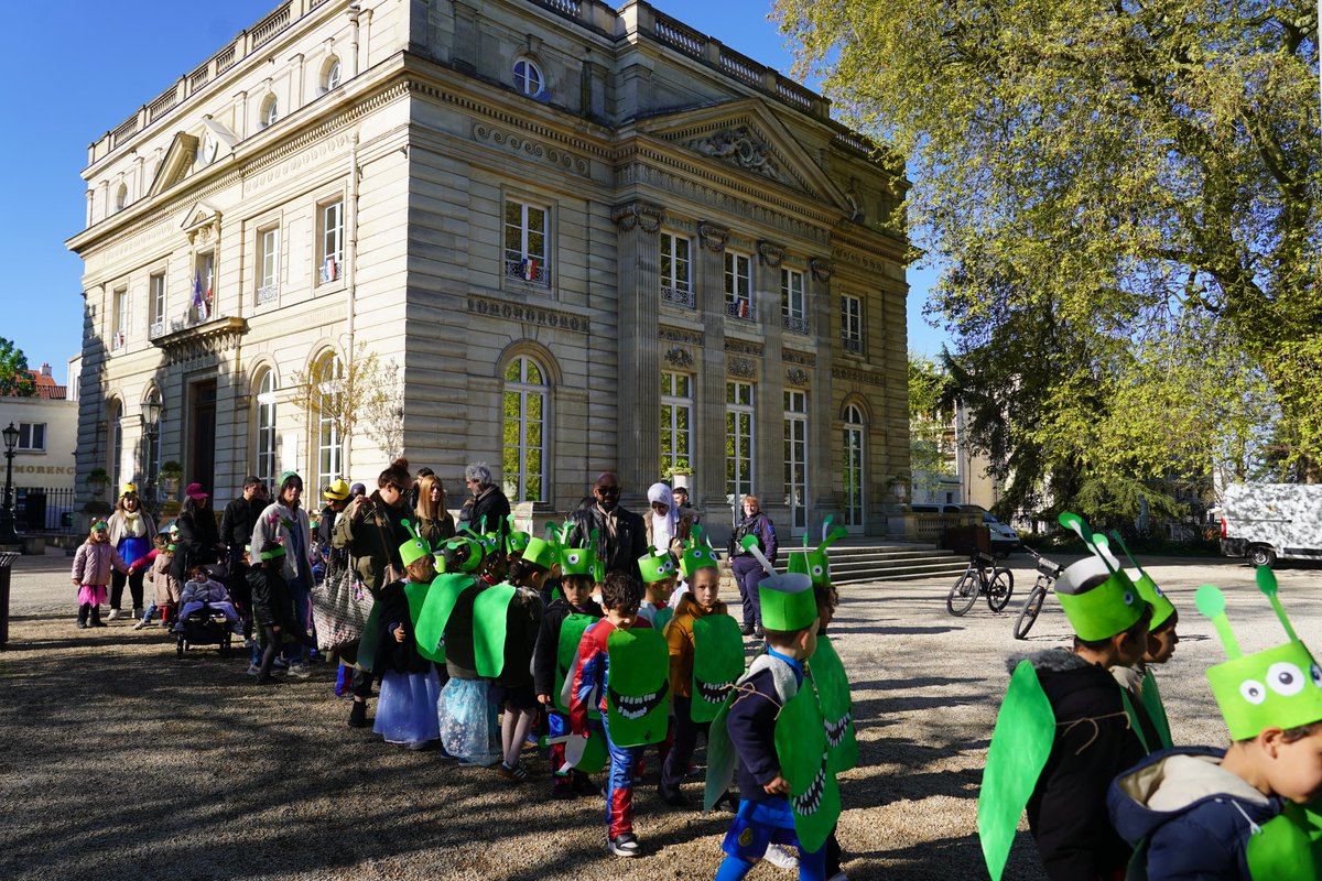 Montmorency_95's tweet image. #Carnaval | 🎭 Hier matin, le centre-ville s’est animé avec un défilé haut en couleurs avec les élèves de l’école Pasteur, déguisés en clowns, Minions, monstres, …
Un moment festif, joyeux et chaleureux partagé avec les parents et les enseignants !