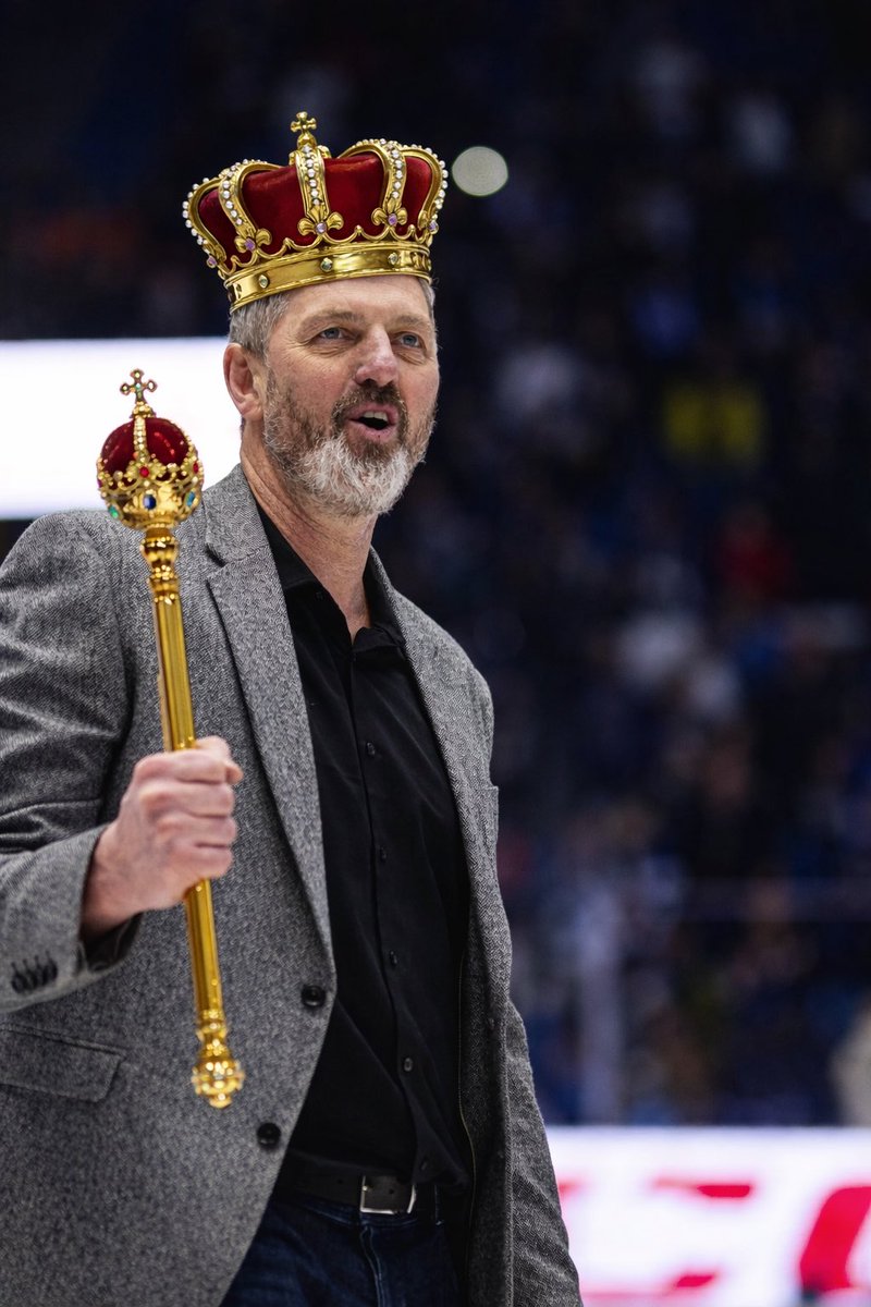 Ať už to dnes dopadne jak chce, opět jsem měl pravdu.

Když jsem zmiňoval, že Sparta musí hrát účelně, týmově a obětavě.

Král Jaroslav z rodu Nedvědů to týmu dodal! 

A nelíbí se to jen těm, co chodí na světelnou show do haly. 

Každý inteligentní vidí, že ten tým i přes zranění