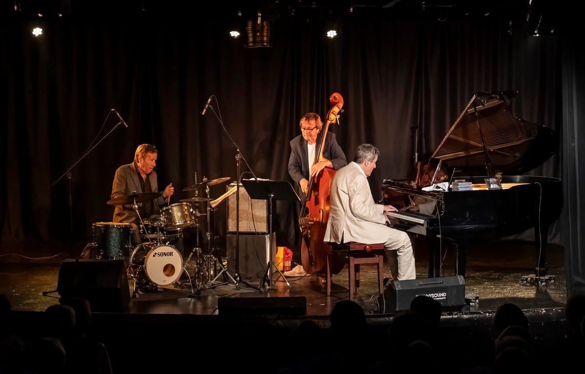 philduche1's tweet photo. Samedi 25 avril si vous habitez dans la région lyonnaise, rendez-vous à Seyssuel (près de Vienne) à la Grange du Devez pour un concert en trio en soirée avec les frères Le Van. Hommage à Oscar Peterson. Contact par mail : christianrordorf1@gmail.com 
Photo : J.M. CEAS https://t.co/JvELs3KTa0