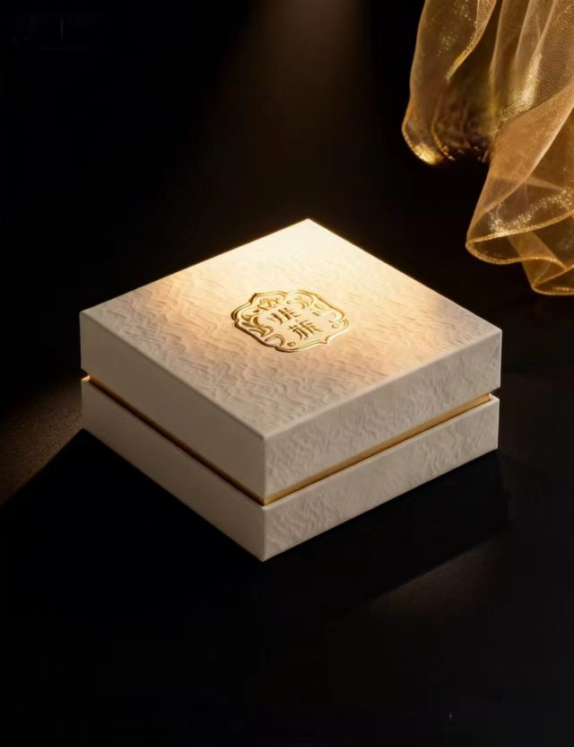PackagingMay's tweet image. Art Paper with Logo Gold Foil Stamping and Embossing.Luxury Gift Box, Candle Box, Soap Box, Jewelry Box.
​Happy Packaging-Professional Packaging Company.
​#GiftBox #LuxuryBox #JewelryBox #SoapBox #CandleBox