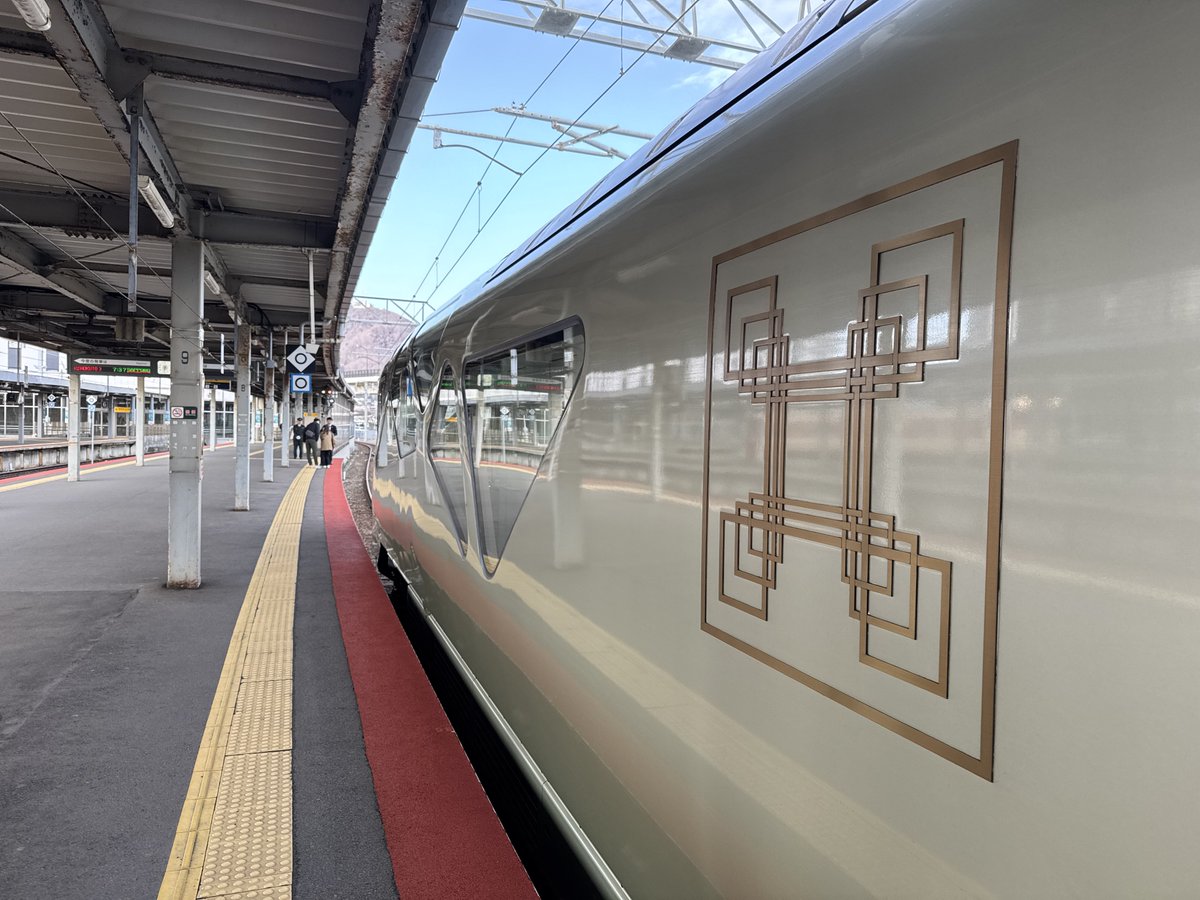 GeoHinch's tweet photo. The E001 TRAIN SUITE Shiki-Shima is such a gorgeous train. https://t.co/phn18mmXU3