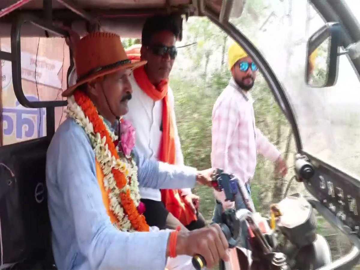 ani_digital's tweet image. BJP's Niladri Shekhar Dana from Bankura constituency campaigns on E-Rickshaw for upcoming West Bengal polls

Read @ANI Story | aninews.in/news/national/…

#WestBengal #Election #BJP #TMC