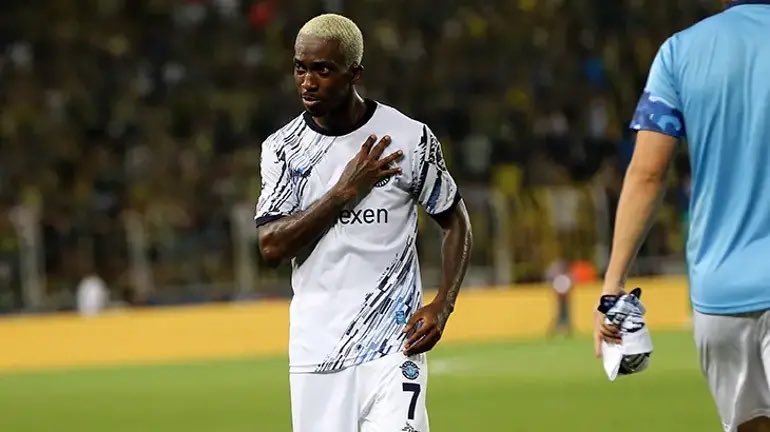 Onyekuru’nun, Galatasaray maçı öncesi ahlaksızca davranışları olduğu iddialarını doğruladık. Özellikle son 1 haftadır takımdaki yabancı ve genç oyuncuları zorla partilere götürüyormuş. Arka planda yapılan konuşmalar Volkan Hoca tarafından duyulunca gereken yapılmış.