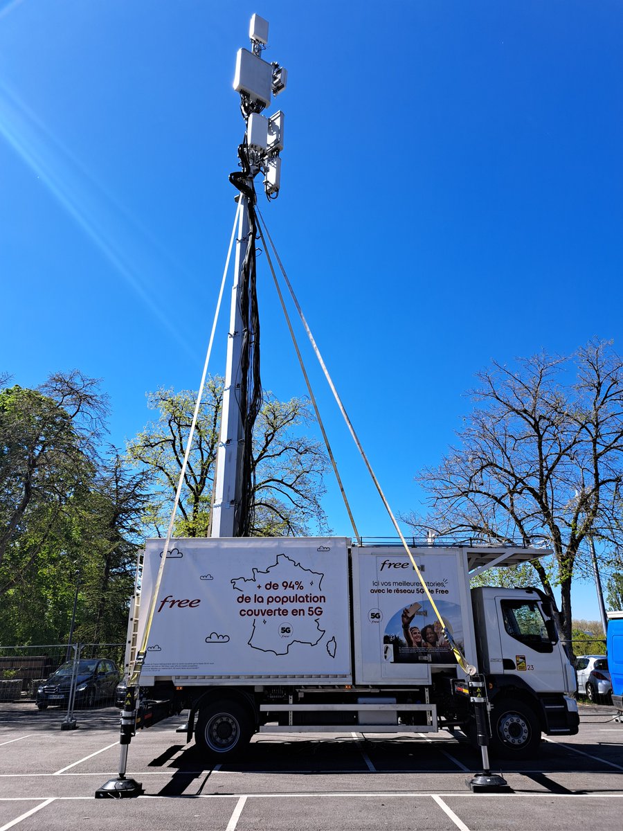 Free_1337's tweet image. [Évènement] Cette année, @Free booste la couverture réseau mobile pour le festival du Printemps de Bourges 🌸🎸

Installation d'une station mobile provisoire avec nos antennes 4G &amp;amp; 5G+ de forte capacité, alimentées par une fibre optique de 10 Gb/s pour des débits optimaux 🚀⚡️