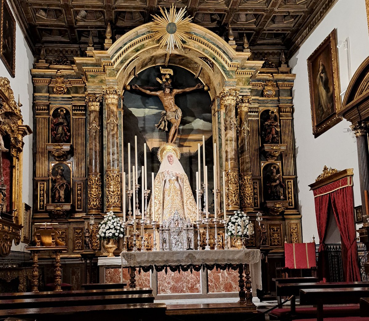 SVQpasoapaso's tweet photo. Retablo mayor neoclásico de la Capilla del Museo, presidido por el Cristo de la Expiración de Marcos Cabrera (1575) y la Virgen de las Aguas de Cristóbal Ramos (1772). Los evangelistas son de Francisco Ruiz Gijón (sobre 1700) y la pintura central de Enriqueta Reyna (1899). https://t.co/9fEgnFzzvf