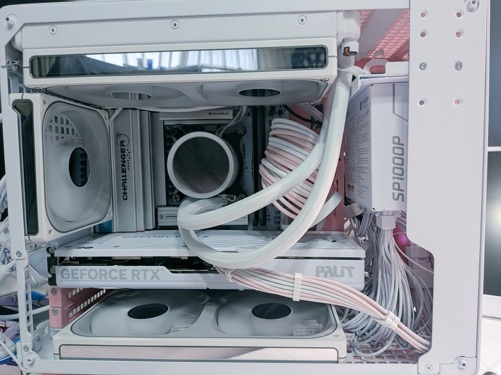 Ciel_Mikamo's tweet image. 疲れた…
配線地獄すぎた💦
まだまだこれから…
#自作PC