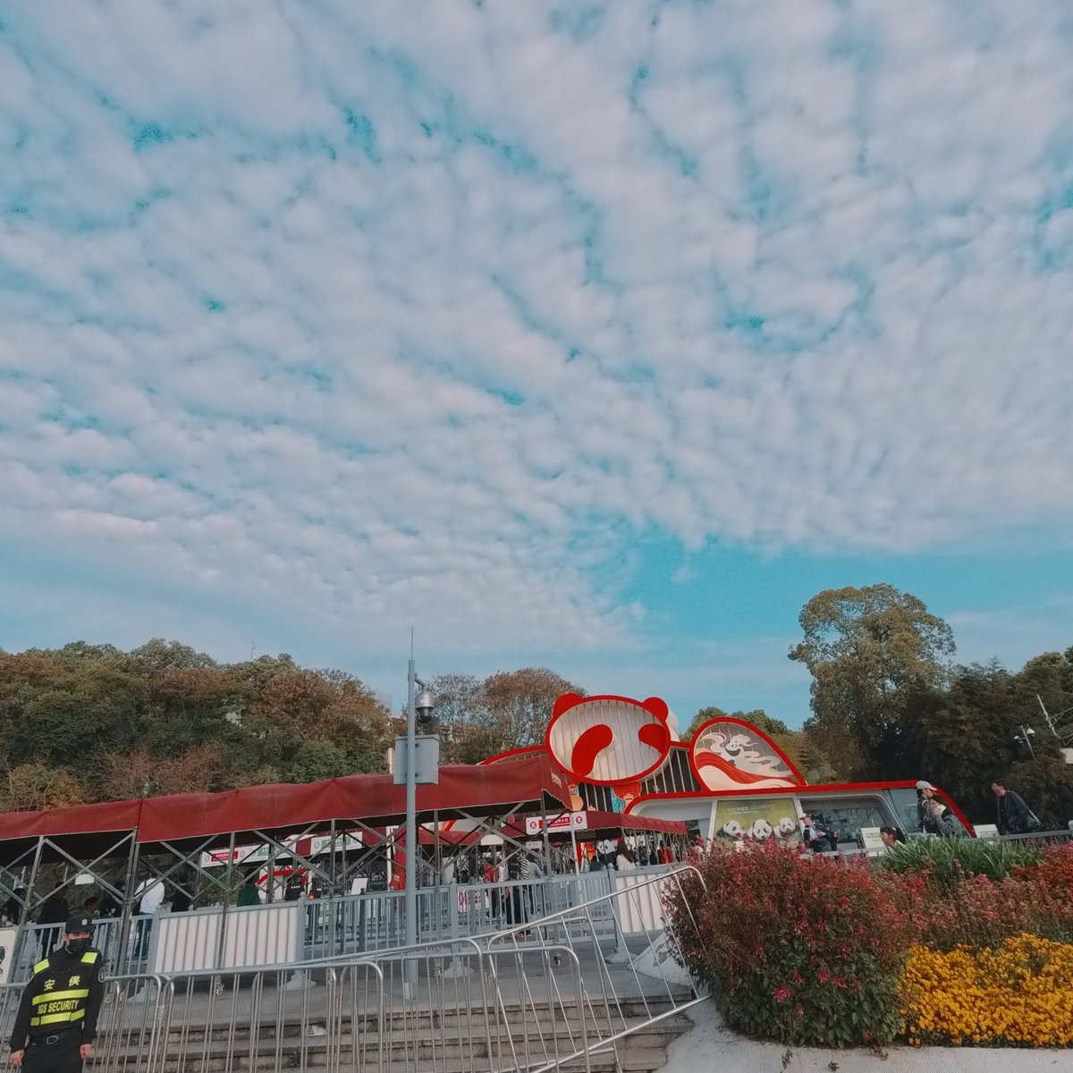 joyjoywithme's tweet photo. ขอเล่าการไปเจอผอ. ฮวาฮวามาค่า
📍Chengdu Research Base of Giant Panda Breeding 🐼🌸เราไปวันที่ 1  เมษายน 69 เลี่ยงเซ้งเม้งแต่คนก็เยอะอยู่ดีเพราะรัฐประกาศให้หยุดยาวเด้อ มาถึงเข้าแถวคนเยอะนี่เช้าแล้วนะ                                #แพนด้า #panda #ฮวาฮวา https://t.co/dz38hoUKiH