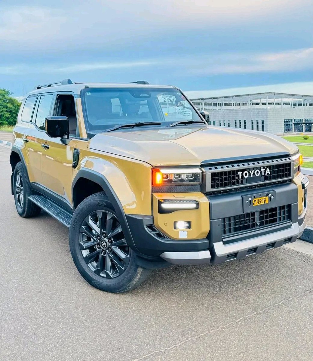 RoonolP's tweet photo. TOYOTA LANDCRUISER IN LILONGWE 🇲🇼

~Unregistered
~2024 Model
~1,700kms Mileage
~2.8L Diesel Engine 
~Automatic Transmission
~Sunroof/Extra Features 
~Just Arrived (Duty Paid)
~Very very smart machine 

Price: MK450 Million

Call/Wap: 0994785423 https://t.co/wnQQfAFEhi