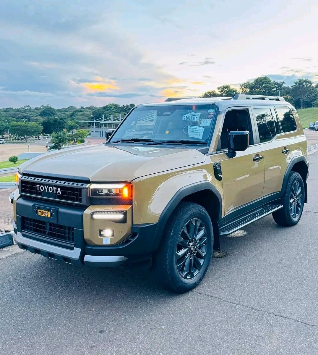RoonolP's tweet photo. TOYOTA LANDCRUISER IN LILONGWE 🇲🇼

~Unregistered
~2024 Model
~1,700kms Mileage
~2.8L Diesel Engine 
~Automatic Transmission
~Sunroof/Extra Features 
~Just Arrived (Duty Paid)
~Very very smart machine 

Price: MK450 Million

Call/Wap: 0994785423 https://t.co/wnQQfAFEhi