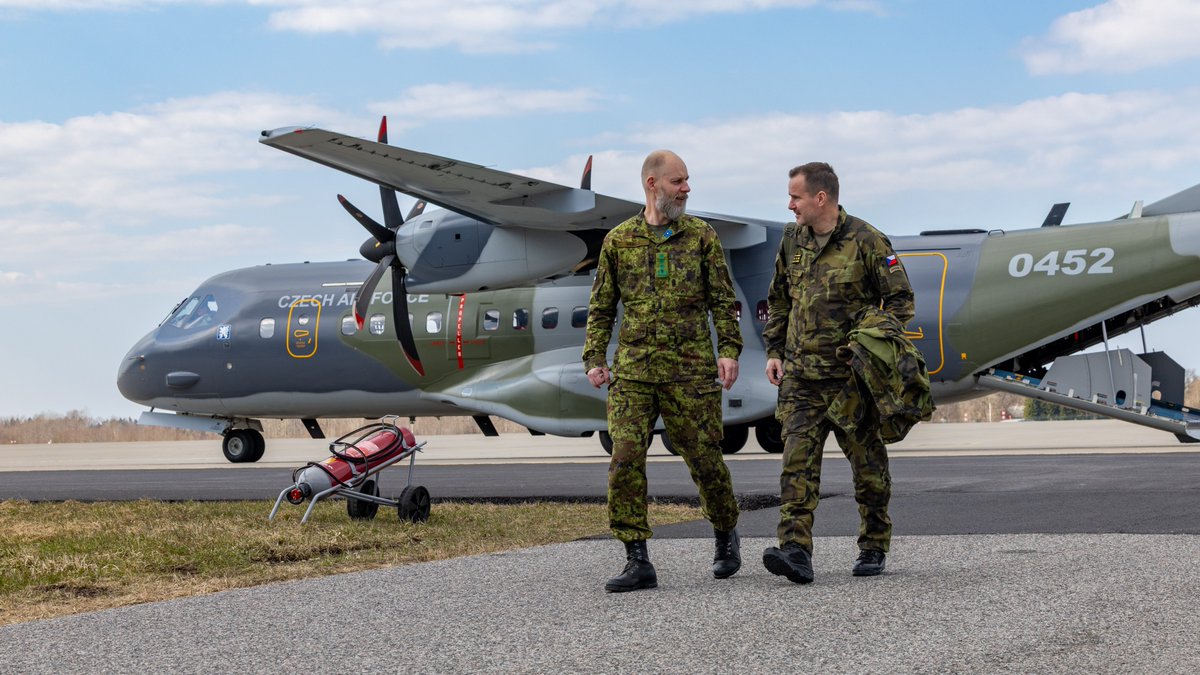 Kaitsevagi's tweet image. Chief of the General Staff of the Armed Forces of the 🇨🇿 Czech Republic, Karel Řehka is on an official visit to 🇪🇪 Estonia. 

📷 Sgt. 1st Class Ardi Hallismaa

@ArmadaCR @karel_rehka #kaitsevägi #EDF #Estonia #Czechia #military #NATO #WeAreNATO #StrongerTogether
