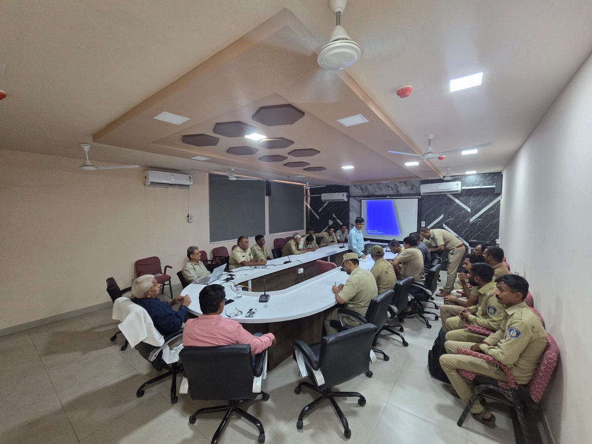 આજે ભાવનગર વિ. કચેરીમાં ડેપોના ડ્રાઈવર મિત્રોને મુસાફર જનતા સાથે સારો વ્યવહાર કરવો ફરજ દરમિયાન નિગમની પ્રતિષ્ઠાને હાની ન પહોંચે એવું કોઈ પણ કૃત્ય ન કરવું વ્યસનથી દૂર રહેવું તથા આવકમાં વધારો મેળવી અને ડીઝલની બચત અકસ્માત ન થાય તે માટે સલામત ડ્રાઇવિંગ કરવા મોટીવેશન તાલીમ આપેલ.