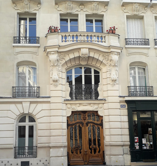 Windows &amp; balconies of Paris - 151 Rue de Grenelle: Jules Lavirotte’s very first Paris commission (1898). Early glimpse of the creativity that later created the extravagant Art Nouveau masterpiece at 29 Avenue Rapp.
bit.ly/4encbni
