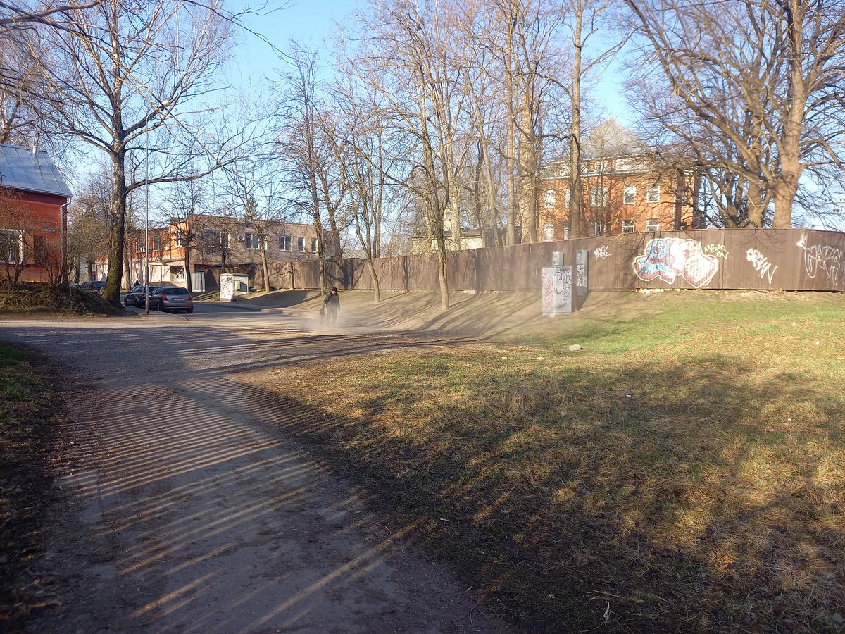 Šorīt Latvijas Ģeotelpiskās informācijas aģentūras sētnieks ar lapu pūtēju tīra smiltis no asfalta seguma, saceļot milzīgu putekļu mākoni. Pavasaris ir sauss, tādēļ gaisā paceļas liels putekļu mākonis, kas nonāk mūsu plaušās. Ir jānosaka  ierobežojumus lapu pūtēju izmantošanai -
