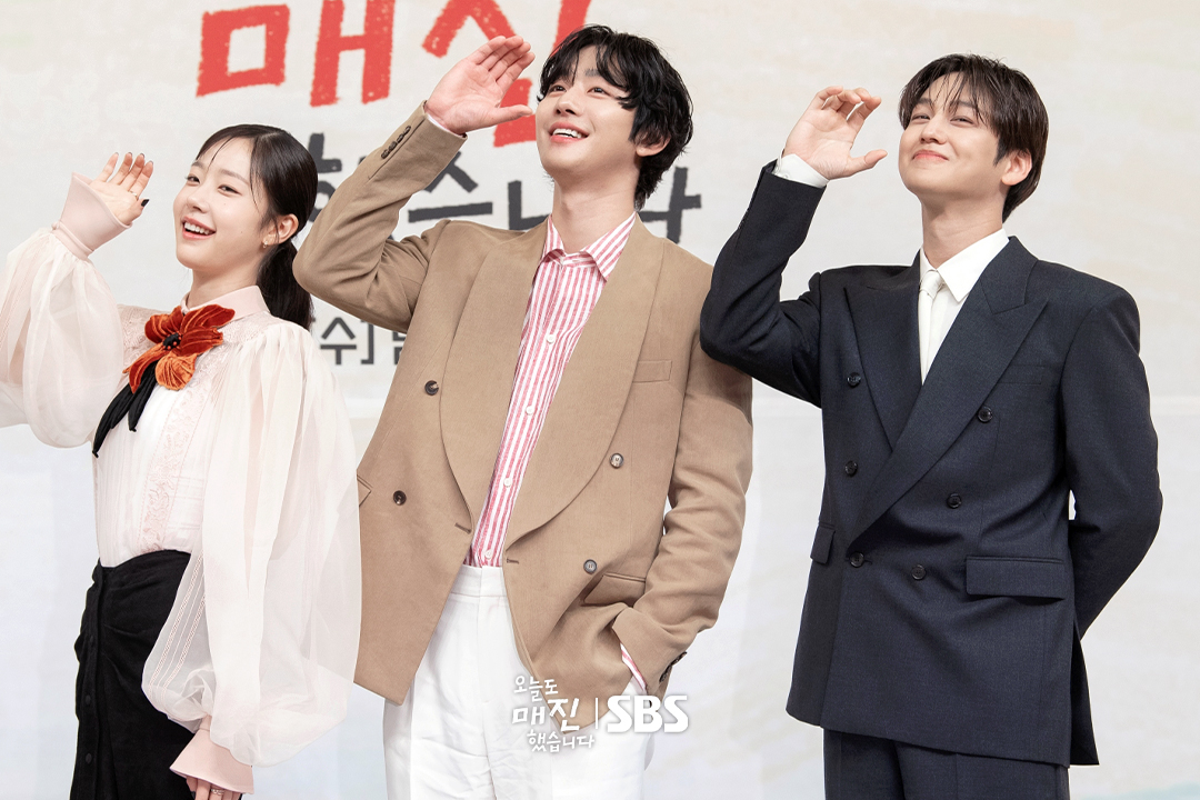 안효섭X채원빈X김범 이 세 사람을 보니
봄이구나 따뜻하구나 예쁘구나 오매진이구나🧑‍🌾💚
'오늘도 매진했습니다' 제작발표회 단체 샷📸

SBS 새 수목드라마 <오늘도 매진했습니다>
☞ 4월 22일 [수] 밤 9시 첫 방송

#SBS새수목드라마 #오늘도매진했습니다
#SoldOutonYou
#안효섭 #채원빈