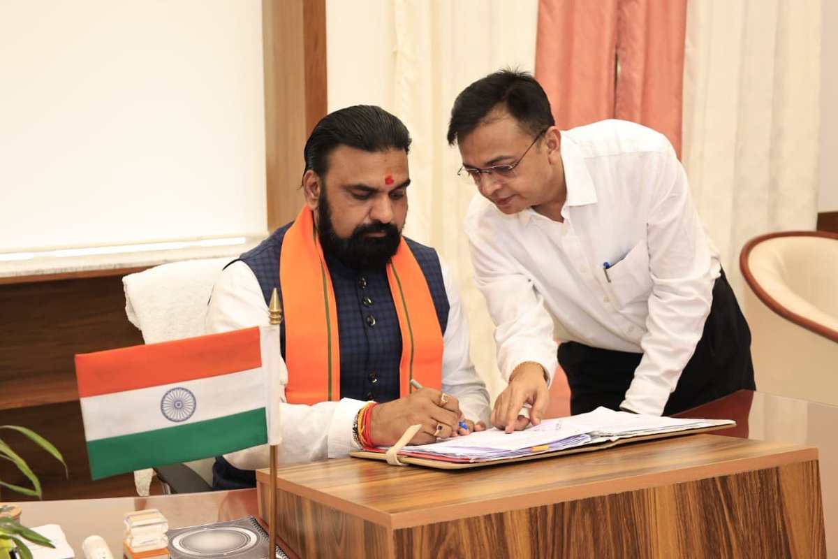 sanjay_saraogi's tweet photo. माननीय श्री @samrat4bjp जी को बिहार के मुख्यमंत्री के रूप में पदभार ग्रहण करने पर हार्दिक बधाई एवं अनंत शुभकामनाएं।

मुझे पूर्ण विश्वास है कि आपके नेतृत्व में बिहार विकास, सुशासन और जनकल्याण के मार्ग पर नए कीर्तिमान स्थापित करेगा तथा प्रदेश के प्रत्येक वर्ग के उत्थान हेतु प्रभावी प्रयास सुनिश्चित होंगे।

सुदृढ़ नीति-निर्माण, स्पष्ट प्राथमिकताएं और परिणामोन्मुखी कार्यशैली के साथ नई सरकार प्रशासनिक व्यवस्था को और अधिक प्रभावी, पारदर्शी एवं जनोन्मुखी बनाने के लिए पूर्णतः संकल्पित है।

इसी भावना के साथ आपको पुनः हार्दिक बधाई एवं उज्ज्वल, सफल एवं जनहितकारी कार्यकाल के लिए अनंत शुभकामनाएं।