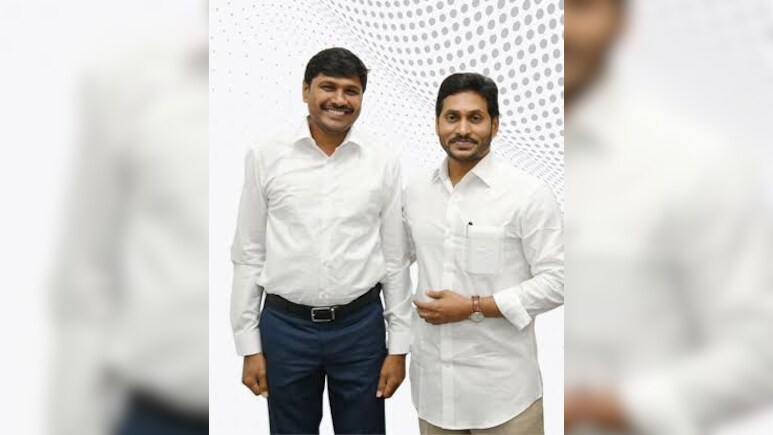ndtv's tweet photo. YS Jagan's Close Aide Detained Over Social Media Posts Targetting Chandrababu Naidu
https://t.co/XLUFyACtAv https://t.co/ToRic5Fswm