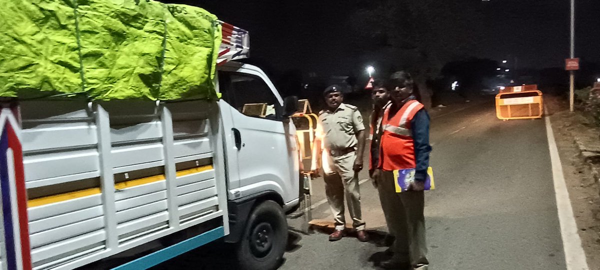 SpGadag's tweet photo. ಜಿಲ್ಲೆಯ ವಿವಿಧ ಠಾಣಾ ವ್ಯಾಪ್ತಿಗಳಲ್ಲಿ ಅಧಿಕಾರಿ & ಸಿಬ್ಬಂದಿಗಳು ತಮ್ಮ ವ್ಯಾಪ್ತಿಯ ಚೆಕ್ ಪೋಸ್ಟ್ / ರಸ್ತೆಗಳಲ್ಲಿ ನಾಕಾಬಂದಿ ಮಾಡಿ ವಾಹನಗಳನ್ನು ಮತ್ತು ಅನುಮಾನಸ್ಪದ ವ್ಯಕ್ತಿಗಳನ್ನು ಪರಿಶೀಲಿಸಿರುತ್ತಾರೆ #NakaBandi #CheckPostInspection #LawAndOrder #PoliceAction #SafeJourney #DriveResponsibly
@IgpBelagavi https://t.co/9fDv0qR0B1