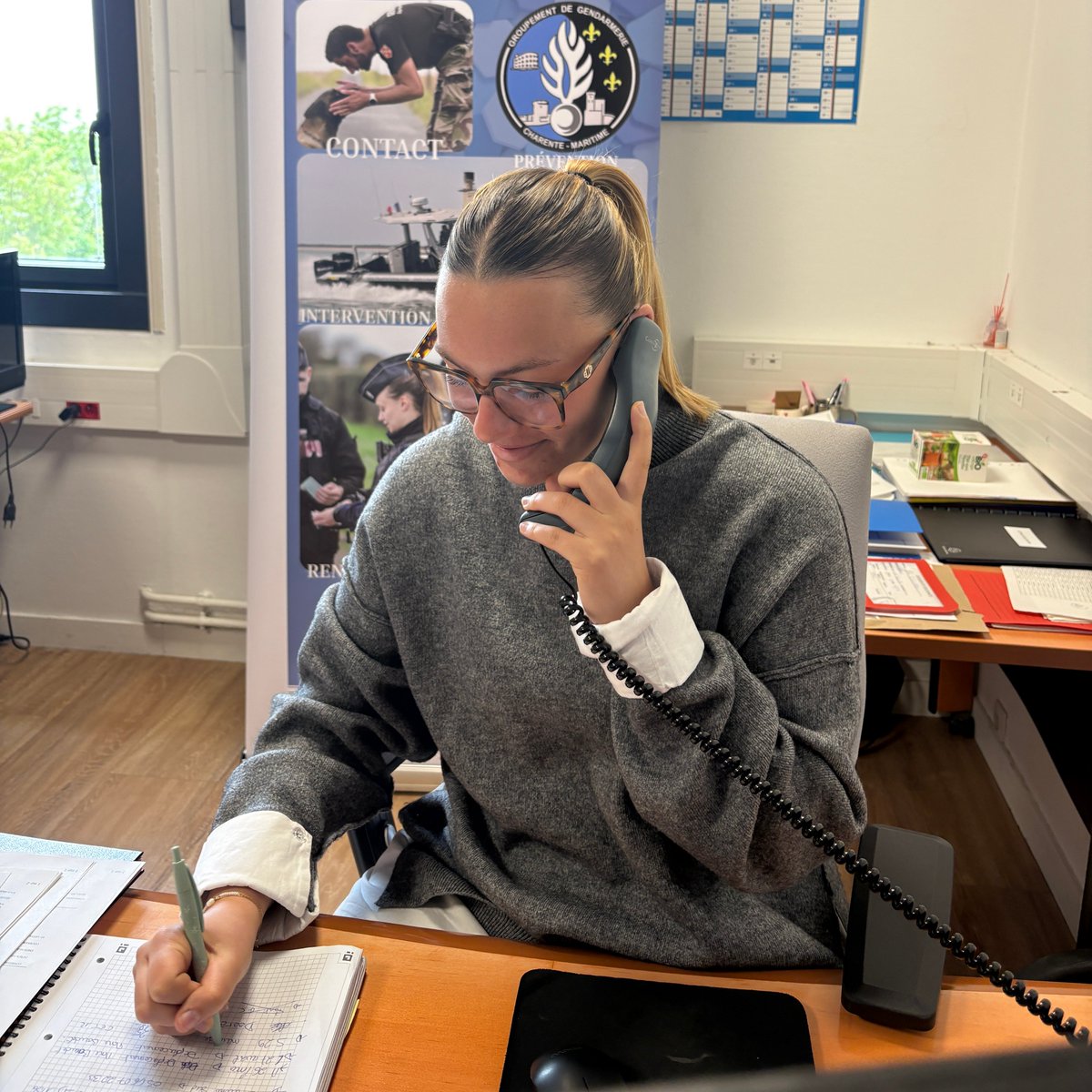 Gendarmerie_017's tweet image. À  l’occasion de la fête des secrétaires, #L'ApprentieViolette relève chaque défi avec  organisation et sourire ! elle participe au bon fonctionnement de la gendarmerie. Son engagement illustrent l’importance du travail administratif.

Alors bonne fête #L'ApprentieViolette 🌸 !