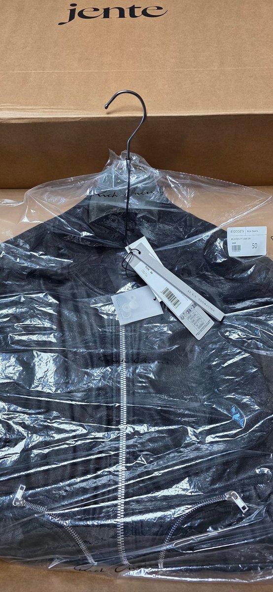 KAMU_710's tweet photo. #rickowens #25sshollywood #flightbomber #laetherjacket https://t.co/hrN0w7mK8K