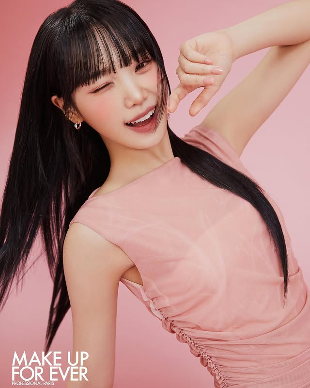 hourly chaewon ☆ tweet media