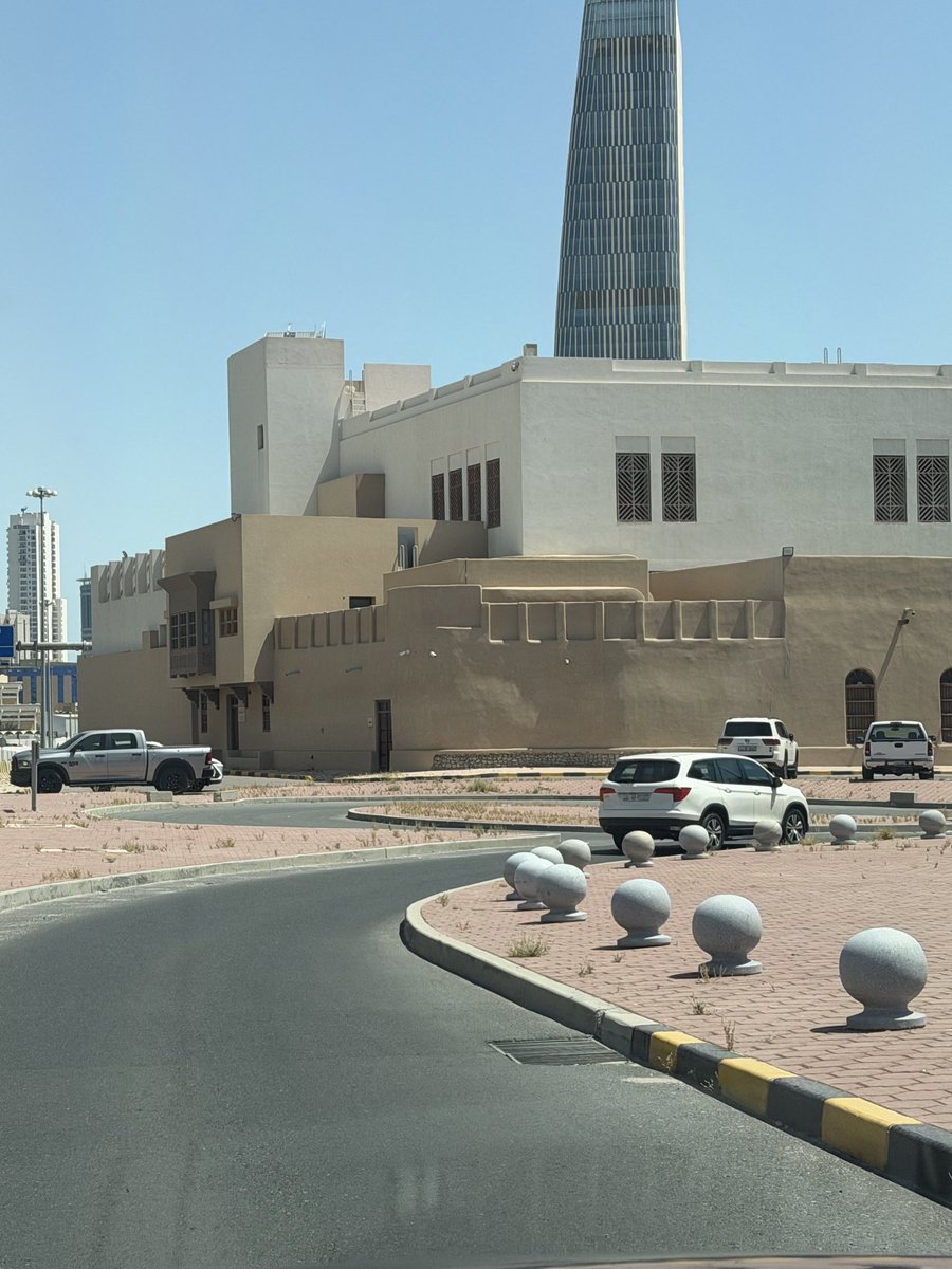 لو كان في جائزة تقديرية للمحافظة على التراث ، تفوز فيها حسينية معرفي القديمة، اجمل وافضل ترميم  لمبنى قديم مر علي بالكويت 

كنت اتمنى ترميم المباركية يكون على نفس الرتم للاسف