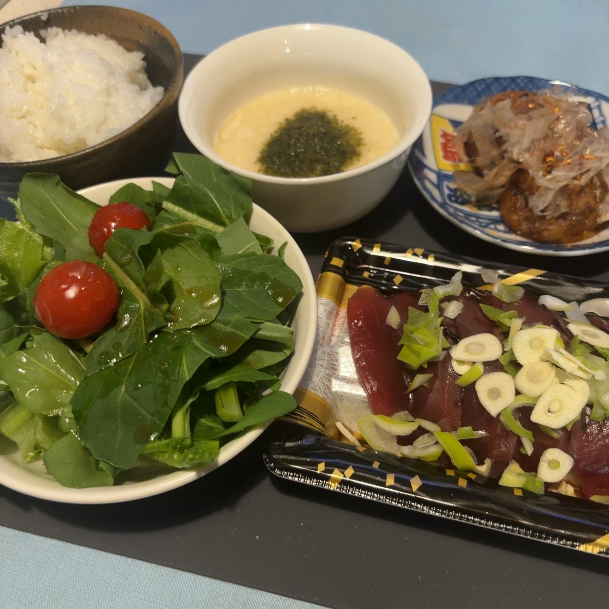 eats_tokyo's tweet image. かつおの刺身
たこ焼き
とろろ芋
ほうれん草のサラダ
白米
#おうちごはん 
#cookingforone 
#自炊記録
差し入れでもらったたこ焼きの残りを晩御飯として
