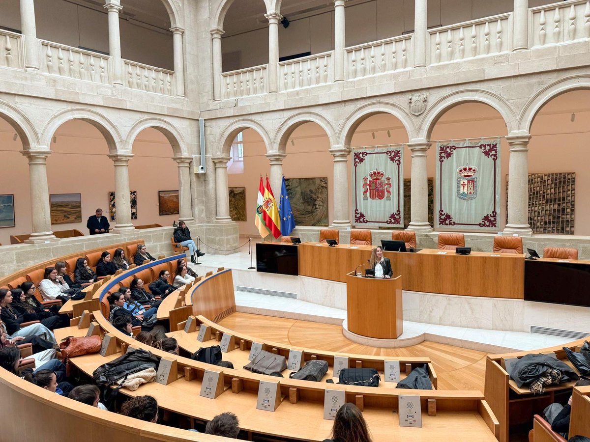 TSUnirioja's tweet photo. Visita al @ParlamentoRioja con estudiantado de Política Social y Sistemas de Bienestar y Sistema público de servicios sociales. Agradecemos la oportunidad de nuestro estudiantado de conocer su funcionamiento de una institución clave en el diseño de políticas públicas. https://t.co/TrpmURrmHo