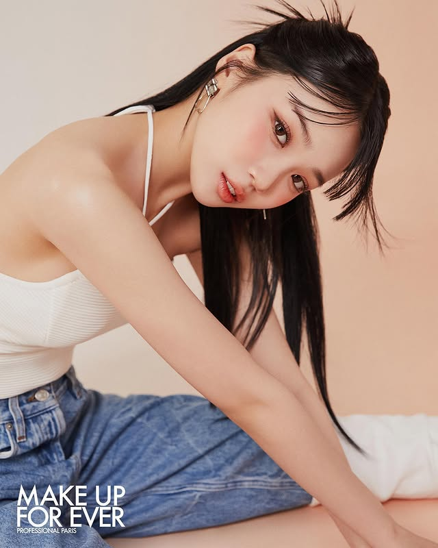 hourly chaewon ☆ tweet media