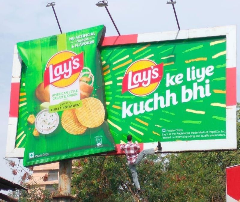 IMPACT_onnet's tweet image. Lay’s ke liye kuchh bhi - transforming a static billboard into a cleverly staged heist, the brand elevates OOH into an immersive, curiosity-led experience that compels the city to stop and engage.

#Lays #OOHAdvertising #OutdoorAdvertising #BrandActivation #ExperientialMarketing