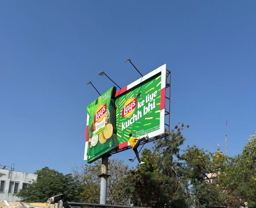 IMPACT_onnet's tweet image. Lay’s ke liye kuchh bhi - transforming a static billboard into a cleverly staged heist, the brand elevates OOH into an immersive, curiosity-led experience that compels the city to stop and engage.

#Lays #OOHAdvertising #OutdoorAdvertising #BrandActivation #ExperientialMarketing