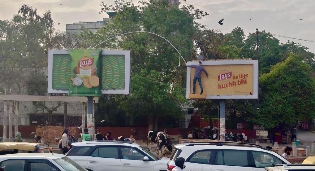 IMPACT_onnet's tweet image. Lay’s ke liye kuchh bhi - transforming a static billboard into a cleverly staged heist, the brand elevates OOH into an immersive, curiosity-led experience that compels the city to stop and engage.

#Lays #OOHAdvertising #OutdoorAdvertising #BrandActivation #ExperientialMarketing