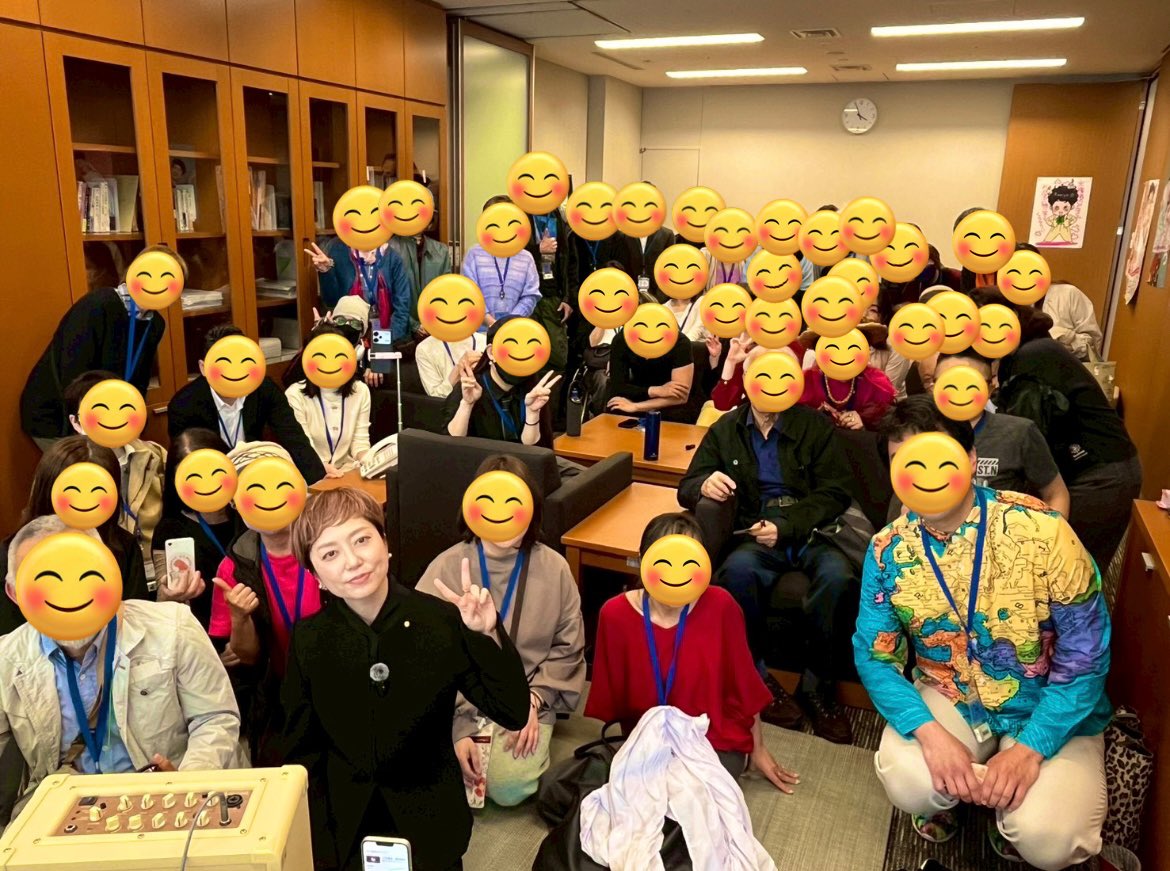 本日開かれた憲法審査会傍聴に奥田事務所からは72名案内しました。傍聴後はお時間がある方のみ奥田事務所の参議院議員会館にゾロゾロ移動してアフタートーク配信しました。憲法審査室の傍聴席は今回入れ替え制にすると言われていましたが直前で全員入室させてくれました。