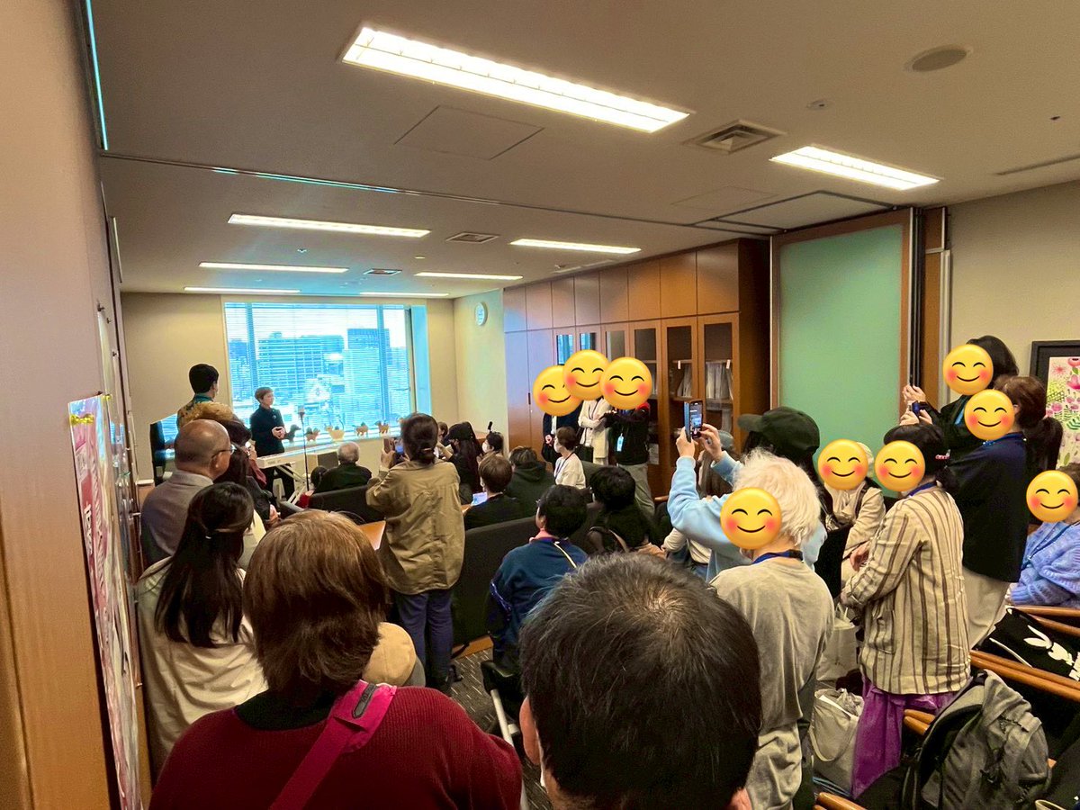 fumiyo_fukuoka's tweet photo. 本日開かれた憲法審査会傍聴に奥田事務所からは72名案内しました。傍聴後はお時間がある方のみ奥田事務所の参議院議員会館にゾロゾロ移動してアフタートーク配信しました。憲法審査室の傍聴席は今回入れ替え制にすると言われていましたが直前で全員入室させてくれました。

国会傍聴をうん十年続けて200回を超えると発言された大先輩の主権者の言葉。

「戦争は国会の中から始まる」

もう2度と戦争を国会の中で勝手に始めさせるわけにはいかないよ❗️❗️

是非引き続き主権者の皆様。
入れ替わり立ち替わりで傍聴席を主権者で埋め尽くして絶対に主権者たちを戦争に巻き込ませないように傍聴席から行政監視を重ねていきましょう❗️❗️