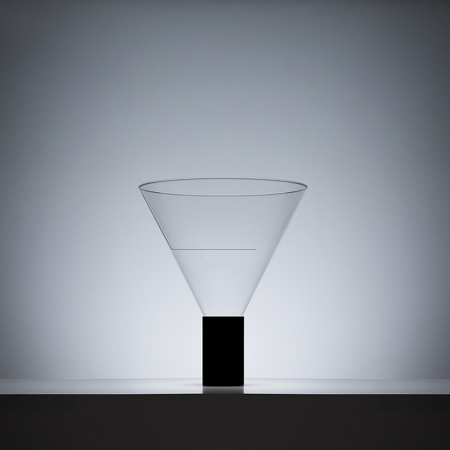 Interior_es's tweet image. VERA is the new #tablelamp by Davide Groppi that, when switched on, reveals a suspended bulb inside, while when turned off, the light fades and only the glass remains, like a clean and almost invisible volume.
-&amp;gt; interioresminimalistas.com/2026/04/15/ver…
-&amp;gt; #lightingdesign #MilanDesignWeek2026