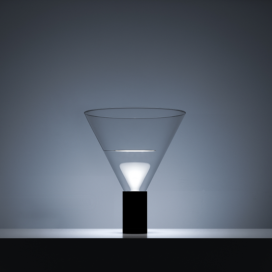 Interior_es's tweet image. VERA is the new #tablelamp by Davide Groppi that, when switched on, reveals a suspended bulb inside, while when turned off, the light fades and only the glass remains, like a clean and almost invisible volume.
-&amp;gt; interioresminimalistas.com/2026/04/15/ver…
-&amp;gt; #lightingdesign #MilanDesignWeek2026