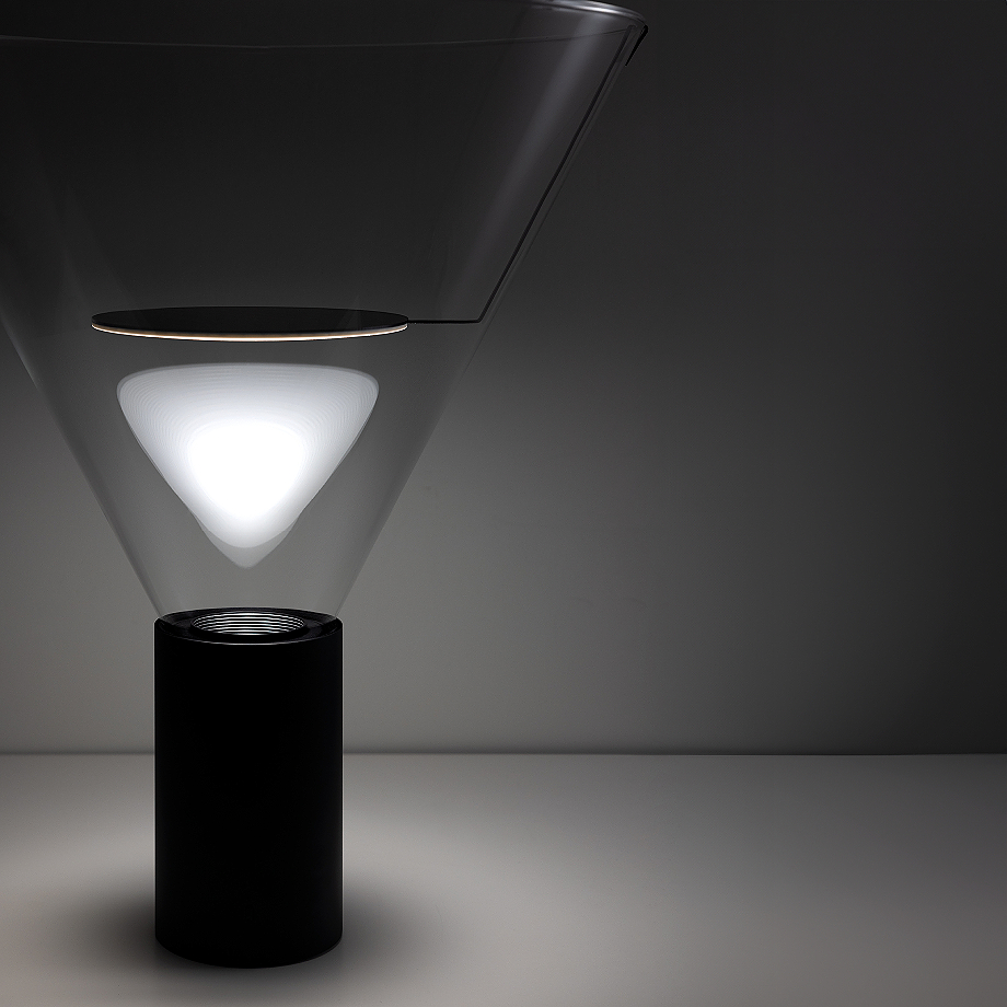 Interior_es's tweet image. VERA is the new #tablelamp by Davide Groppi that, when switched on, reveals a suspended bulb inside, while when turned off, the light fades and only the glass remains, like a clean and almost invisible volume.
-&amp;gt; interioresminimalistas.com/2026/04/15/ver…
-&amp;gt; #lightingdesign #MilanDesignWeek2026