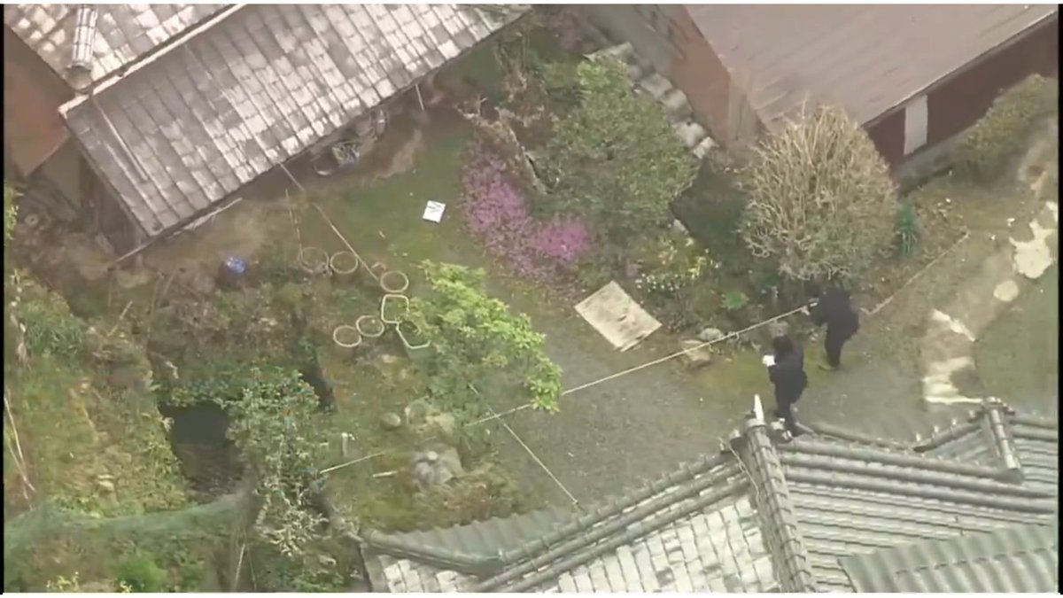 doriontrade's tweet photo. 【家宅捜索】京都・南丹市事件。家宅捜索で映った「巨大な自宅」が示すもの。

安達結希さんの自宅捜索。テレビで映し出された映像を見て驚いたのは、その**「あまりにも広大な敷地と屋敷の大きさ」**。
この広さが、事件解決の鍵となるのか。
死角の存在： これだけ広い敷地なら、周囲に気づかれずに遺体を運び出す、あるいは一時的に隠すことが可能だったのではないか。
家宅捜索の意図： 警察が「死体遺棄容疑」でこの巨大な邸宅に踏み込んだ。庭の隅々から物置まで、全容解明のための証拠がこの中に眠っていると確信しているはず。
空白の期間： 3月下旬に亡くなるまで、この広い屋敷のどこかにいた可能性は？
これだけの敷地を徹底的に洗うとなれば、相当な時間がかかるはず。 「あとは、この壁の向こうにある証拠と、犯人の特定だけだ。」

#安達結希 #京都府南丹市 #家宅捜索 ＃安達結希 ＃自宅
＃死体遺棄容疑　#海外逃亡　#安達結希父親