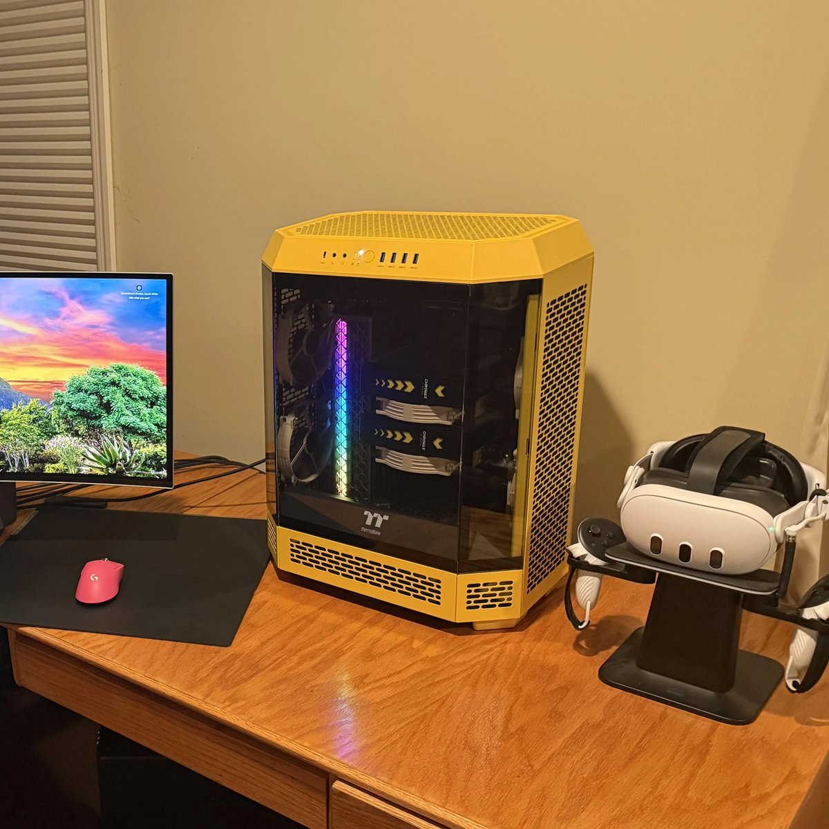 ThermaltakeInc's tweet image. Impossible to miss 🐝💫

The Tower 600 Bumblebee brings a striking pop of color to your setup while keeping everything clean and organized. A true centerpiece that stands out from every angle.

Thanks @flapinux for sharing 🙌

#Thermaltake #Tower600 #PCBuild #GamingSetup