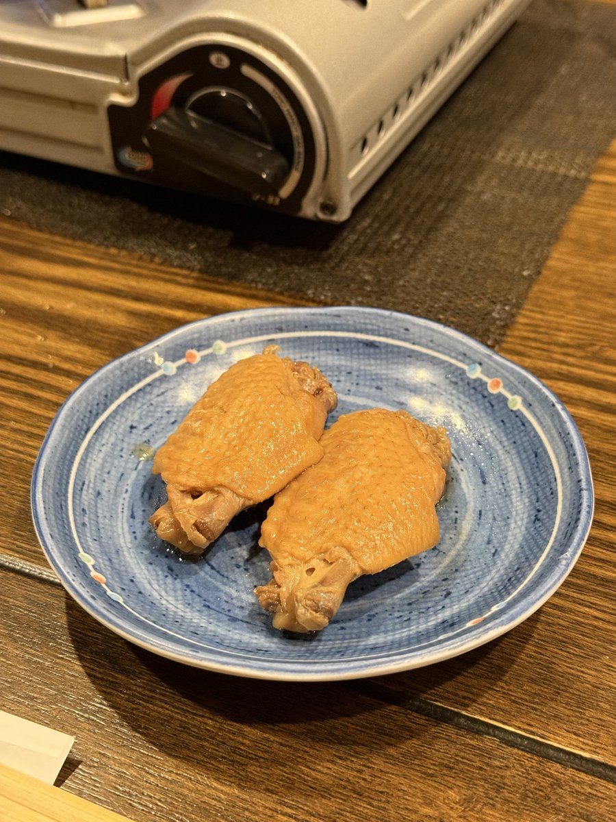 Satsummer099's tweet photo. 鹿児島市東谷山・もつ鍋のつどい。5月末で38年の歴史に幕を閉じます。手羽の甘辛煮はほろほろでこれだけでビールが進み、もつ鍋はスープの甘味ともつと野菜が最高の味を作り出す。何回もおかわりしました。長年肉の寺師の牛もつと手羽中をご愛用してくださいました。人気店がなくなるのはさみしい。 https://t.co/XB14RruqI1