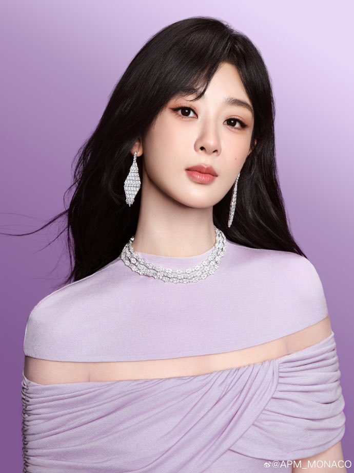 zimiyangzi's tweet image. 📸 260415 @apm_monaco global brand ambassador #YangZi wearing the PRINTEMPS series 💜