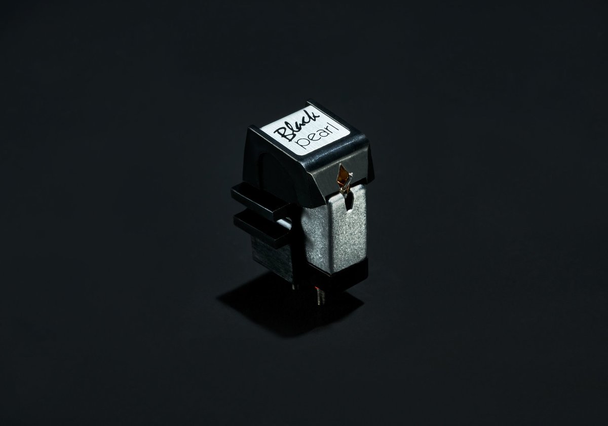 pacificaudio_PA's tweet image. 【SUMIKO Black Pearl】
エントリークラスのロングセラーMMです😀

接合丸針、重心が低く、パワフルな音色が特徴👆
まさに最もMMらしいカートリッジの1つです👍

オーディオユニオン各店でお買い求めいただけます
audiounion.jp/ct/news/articl…

#DISKUNION #AUDIOUNION #オーディオ